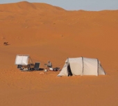 Designer Markus Kayser mit Solar-Sinter in der Sahara © Foto: Amos Field Reid